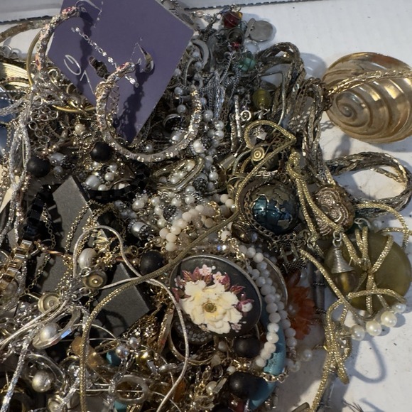 4 Lb Mixed Jewelry Modern Vintage crafter lot mismatched broken Some Wearable - Picture 5 of 7